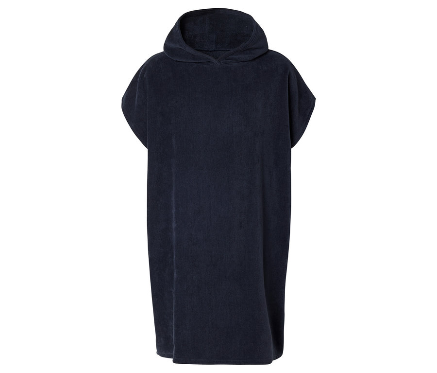 Un poncho de bain bleu marine à manches courtes et à capuche est posé sur un fond blanc.