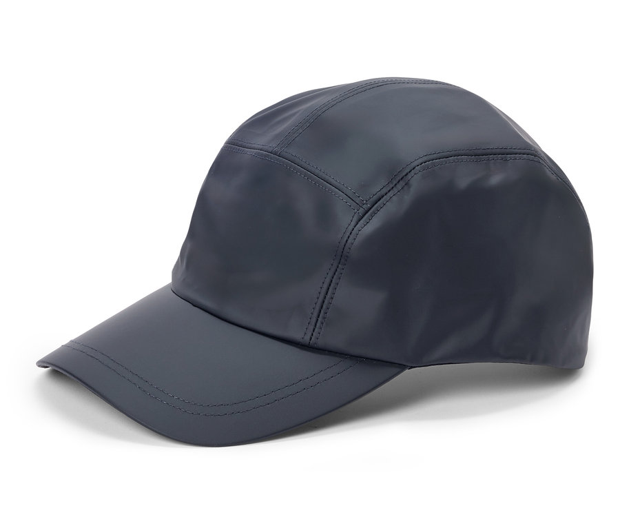 Une casquette de baseball bleu marine est posée sur un fond blanc.