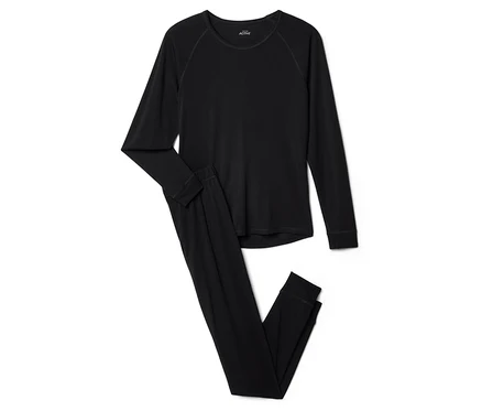 Un ensemble de pyjama noir à manches longues est posé sur un fond blanc.