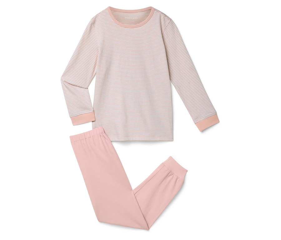 Un haut de pyjama rayé à manches longues est posé à côté d'un pantalon de pyjama rose sur un fond blanc.