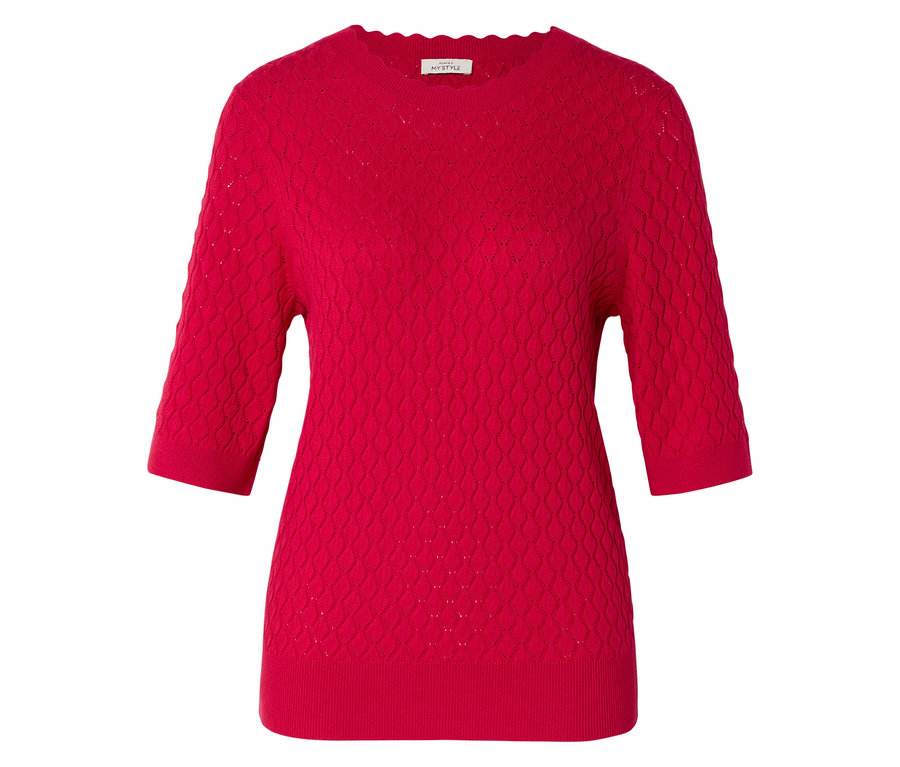 Pull en tricot rouge avec des manches trois quarts et une encolure ondulée.