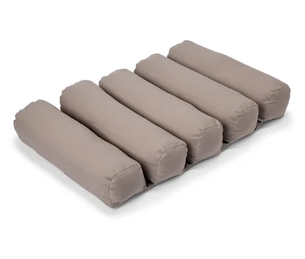 Cinq coussins roulés multifonctions côte à côte sur fond blanc.