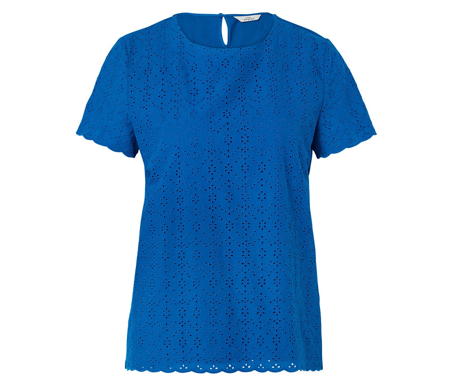 T-shirt bleu brodé à trous avec manches courtes.