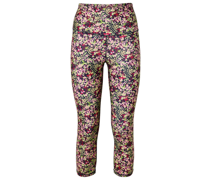 Gros plan d'un legging à motif floral sur fond blanc.