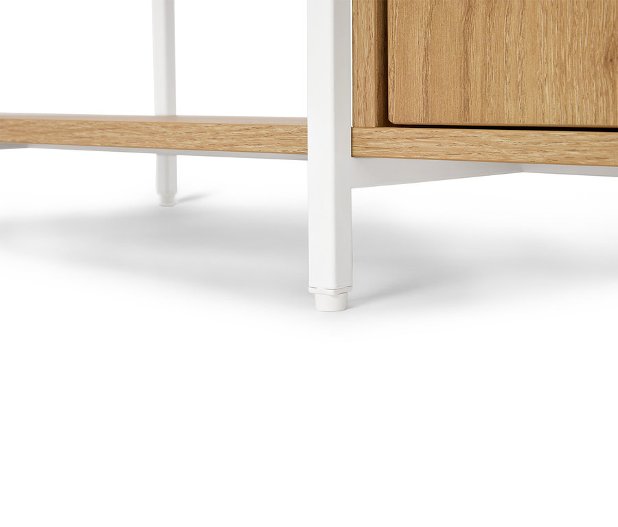 Vue détaillée d'un bureau en bois marron clair avec des pieds blancs.