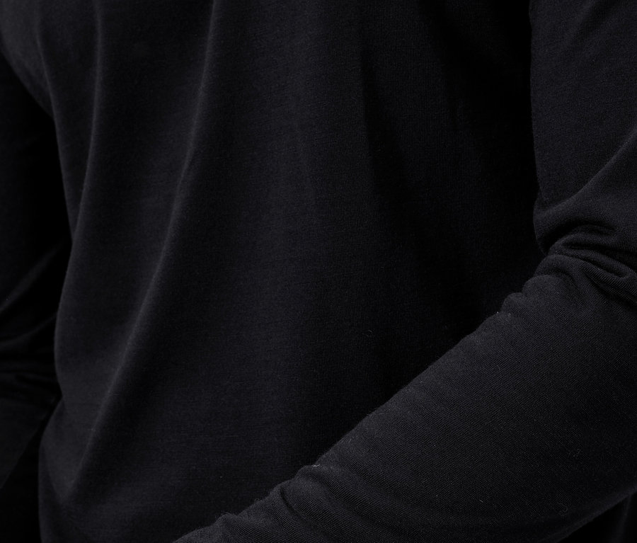 Gros plan sur un t-shirt noir à manches longues.