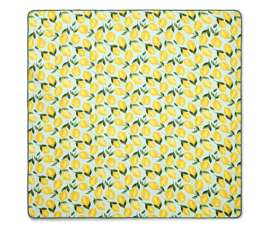 Tissu carré avec un motif de citrons sur un fond bleu clair et une bordure verte.