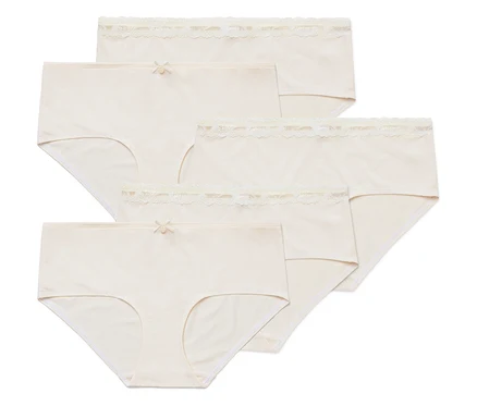 Cinq culottes beiges claires pour femmes sont posées les unes sur les autres.
