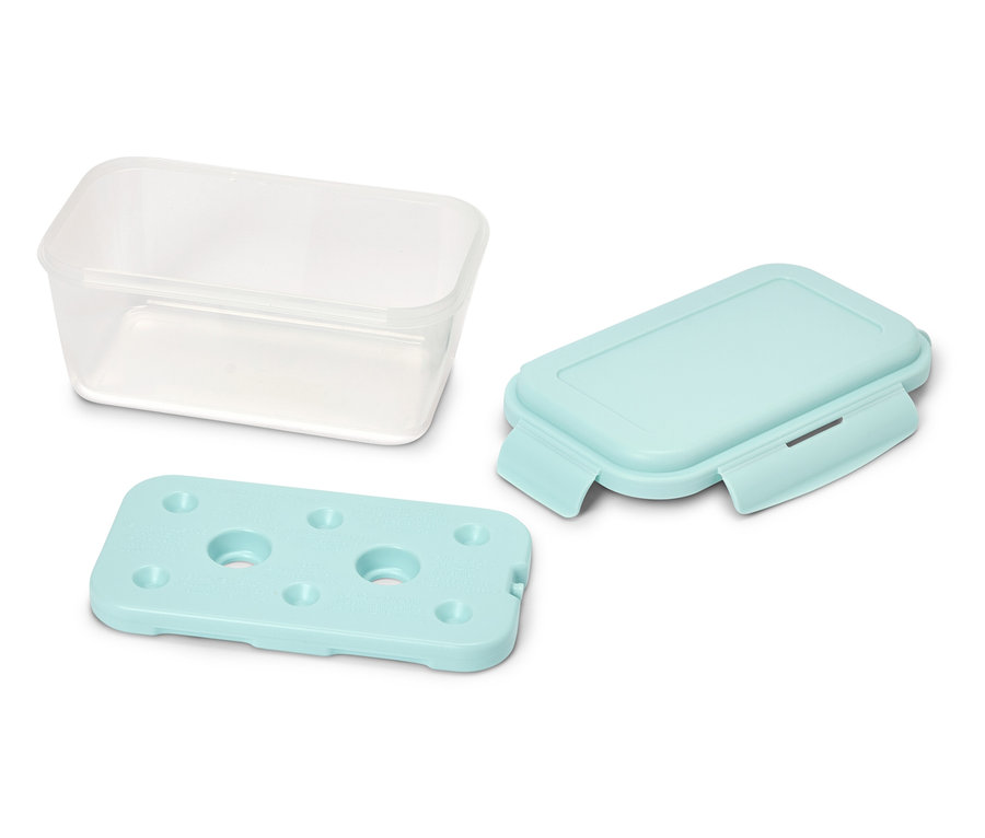 Un récipient alimentaire transparent, un bloc réfrigérant turquoise et un couvercle turquoise reposent sur un fond blanc.