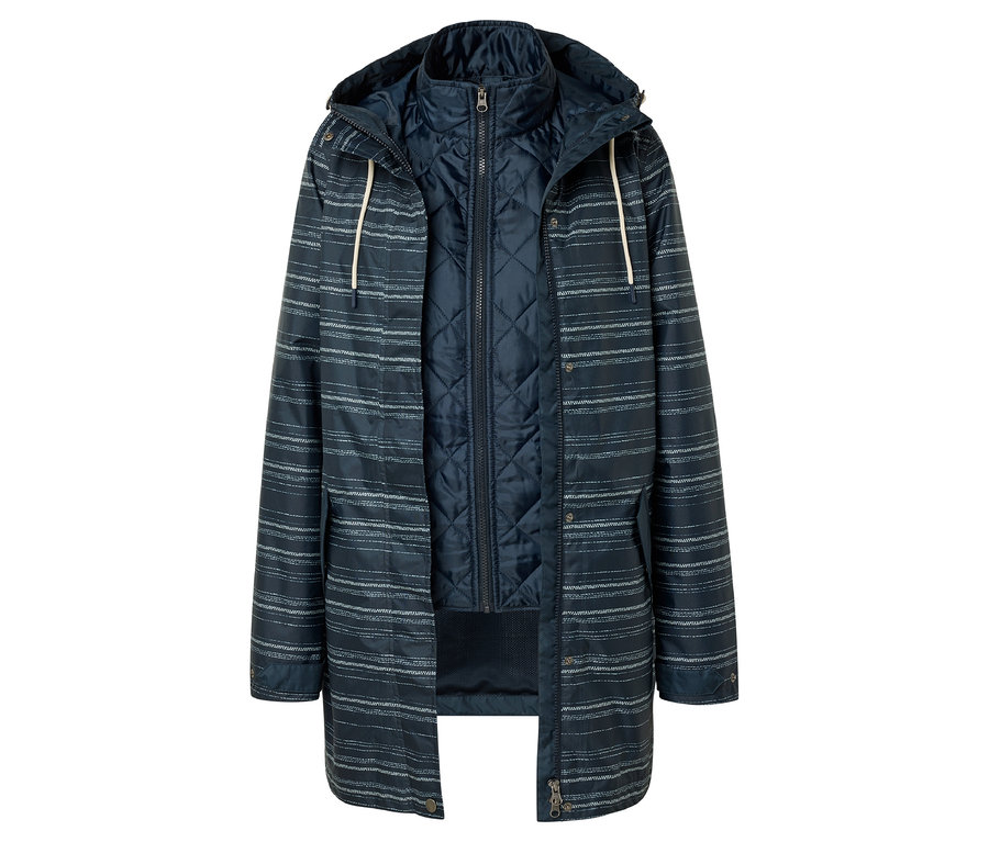 Veste longue bleu foncé ouverte avec capuche et rayures horizontales claires. En dessous, une veste matelassée bleu foncé avec fermeture éclair.