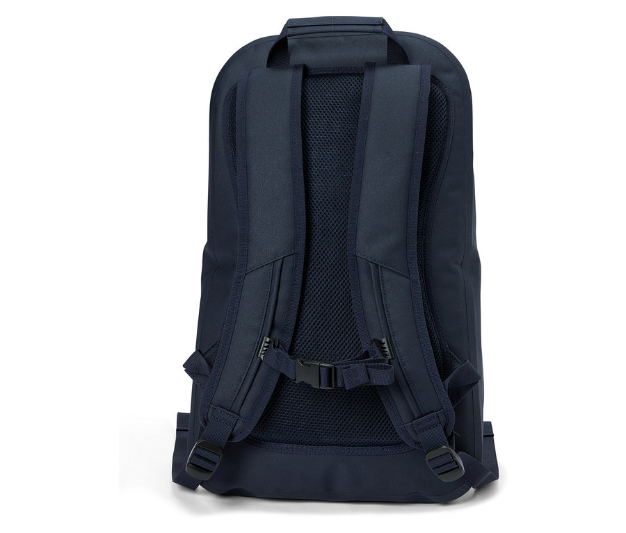 Vue arrière d'un sac à dos bleu marine avec poignée de transport, bretelles, sangle de poitrine et ceinture.