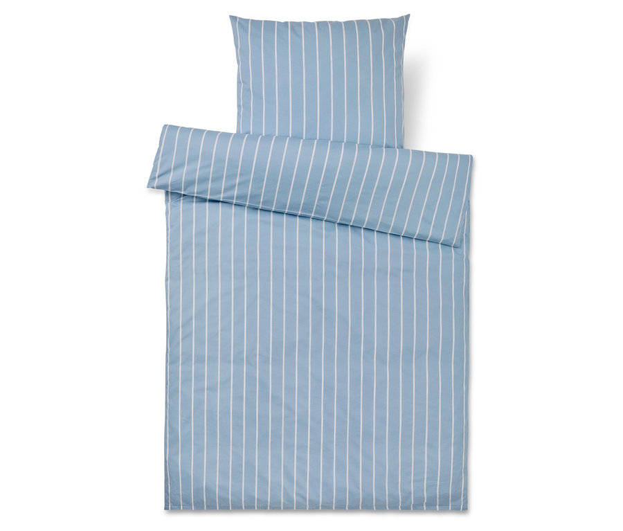Une housse de couette et une taie d'oreiller bleu clair à rayures blanches sont posées sur un fond blanc.