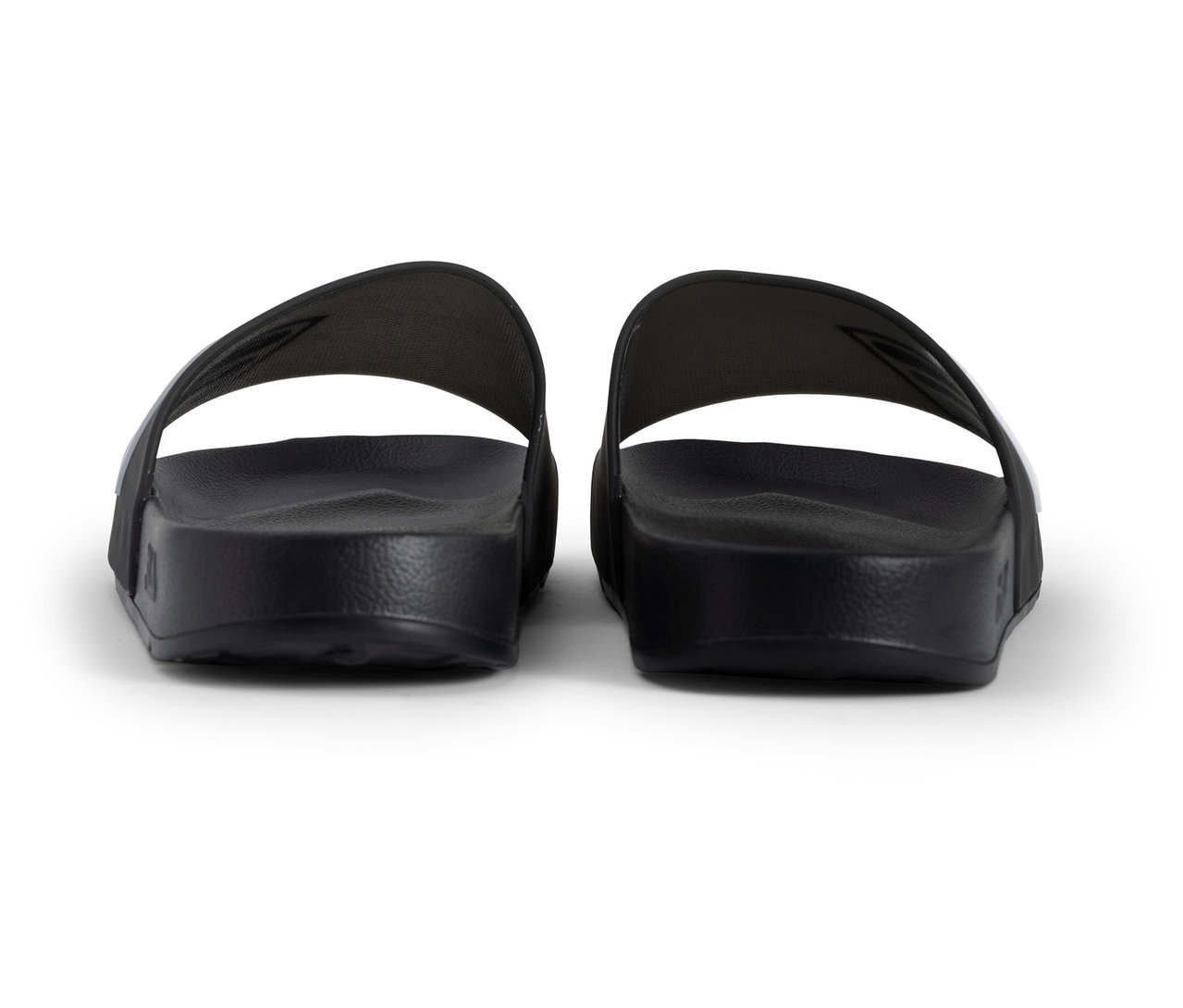 Deux mules FILA Lugo noires pour homme, vues de dos et placées côte à côte.