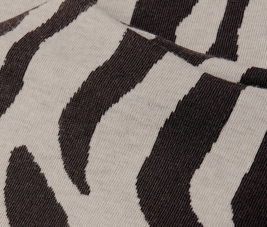 Gros plan du maillot en jacquard Street One avec motif zébré.