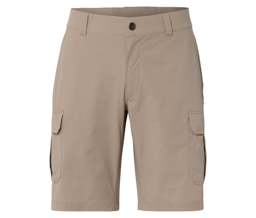 Gros plan sur un short cargo beige.