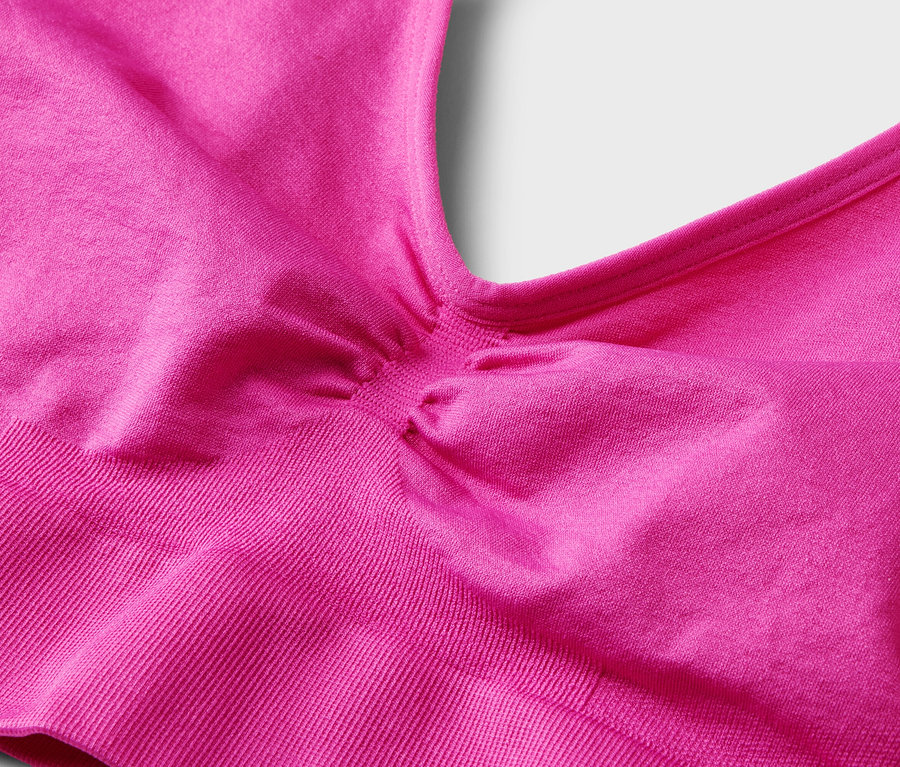 Gros plan d'un soutien-gorge de sport rose.