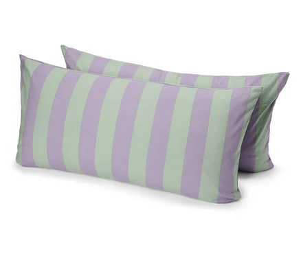 Deux coussins oblongs à rayures verticales violettes et vertes sont superposés.