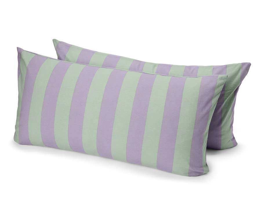 Deux coussins oblongs à rayures verticales violettes et vertes sont superposés.