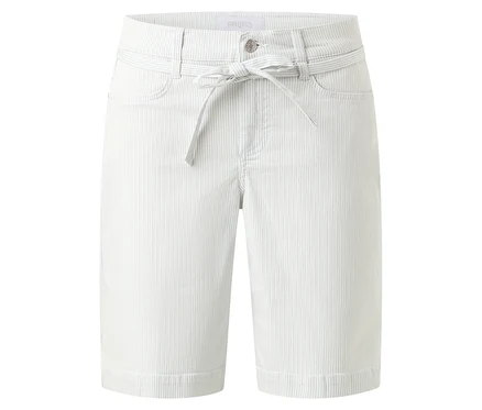 Short clair à fines rayures avec ceinture à nouer sur fond neutre.