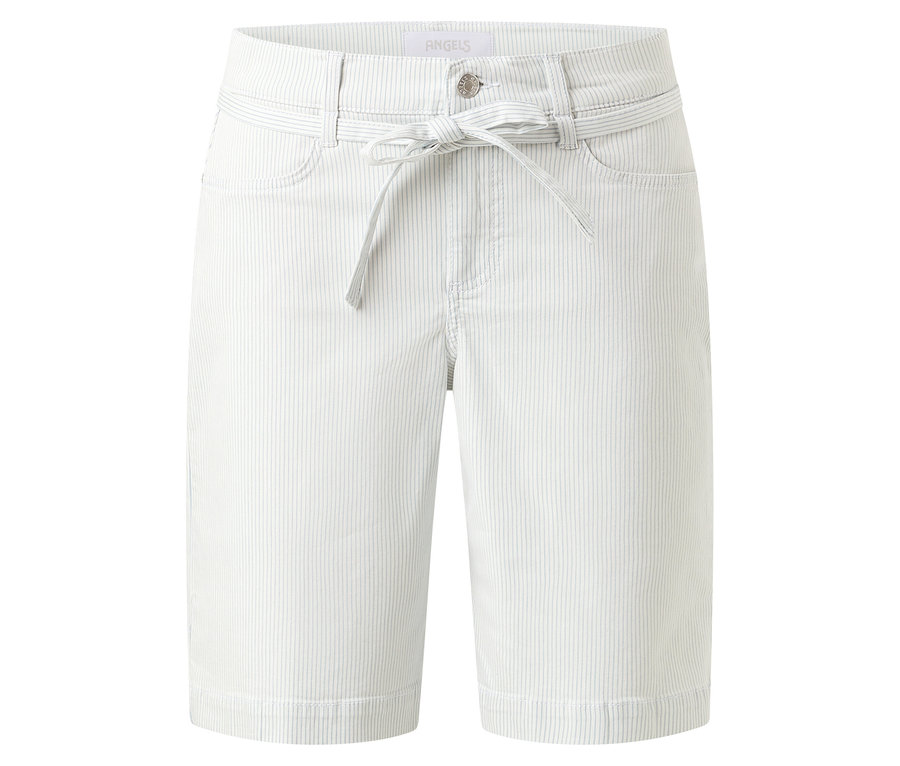 Short clair à fines rayures avec ceinture à nouer sur fond neutre.