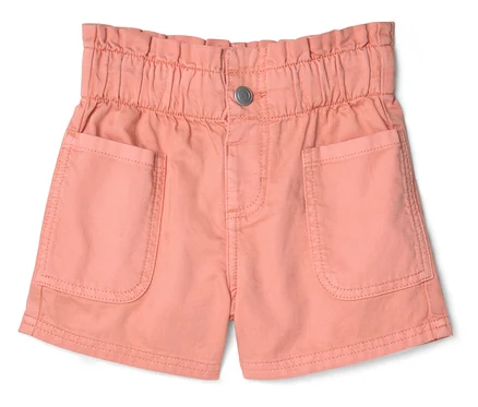 Gros plan sur un short en jean rose pour enfant avec taille élastique et poches.