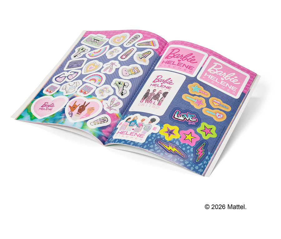 Livre d'autocollants ouvert avec des motifs Barbie et Hélène Fischer, y compris des cœurs, des étoiles et des instruments de musique.