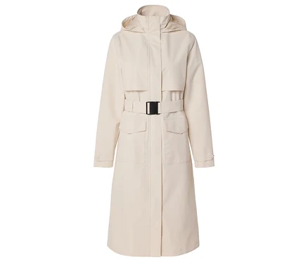 Un long imperméable crème avec une capuche et une boucle de ceinture noire sur fond blanc.