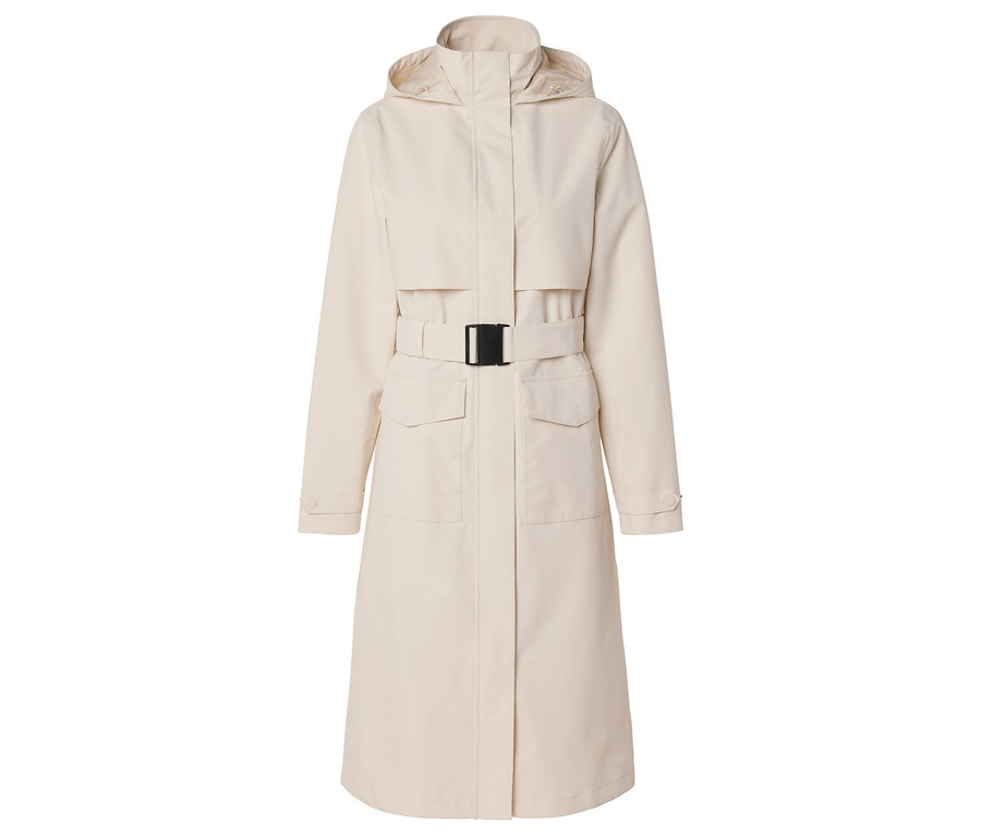 Un long imperméable crème avec une capuche et une boucle de ceinture noire sur fond blanc.