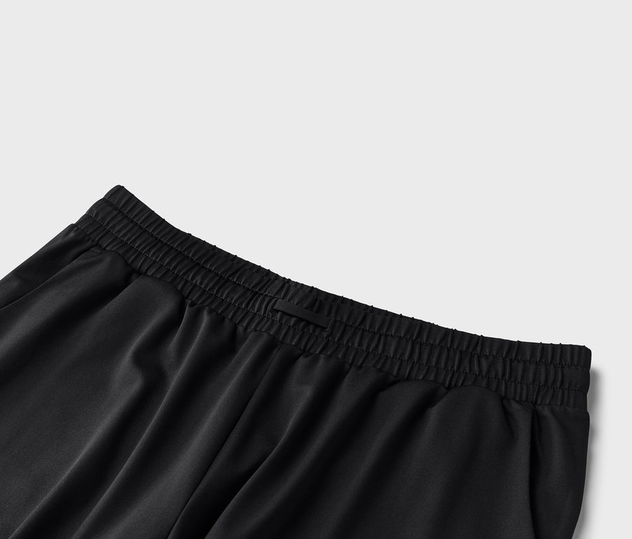 Vue détaillée d'un pantalon noir avec une ceinture élastique.
