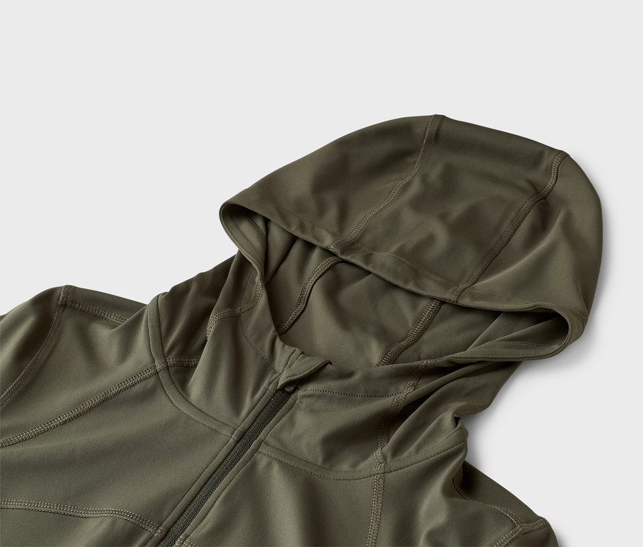 Gros plan sur un sweat-shirt à capuche zippé vert olive.
