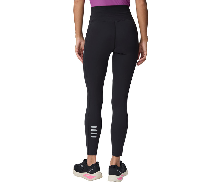 Gros plan d'une femme vue de dos portant des leggings noirs avec des bandes réfléchissantes et des chaussures de course noires.
