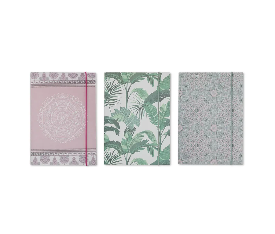 Trois carnets avec des motifs différents.
