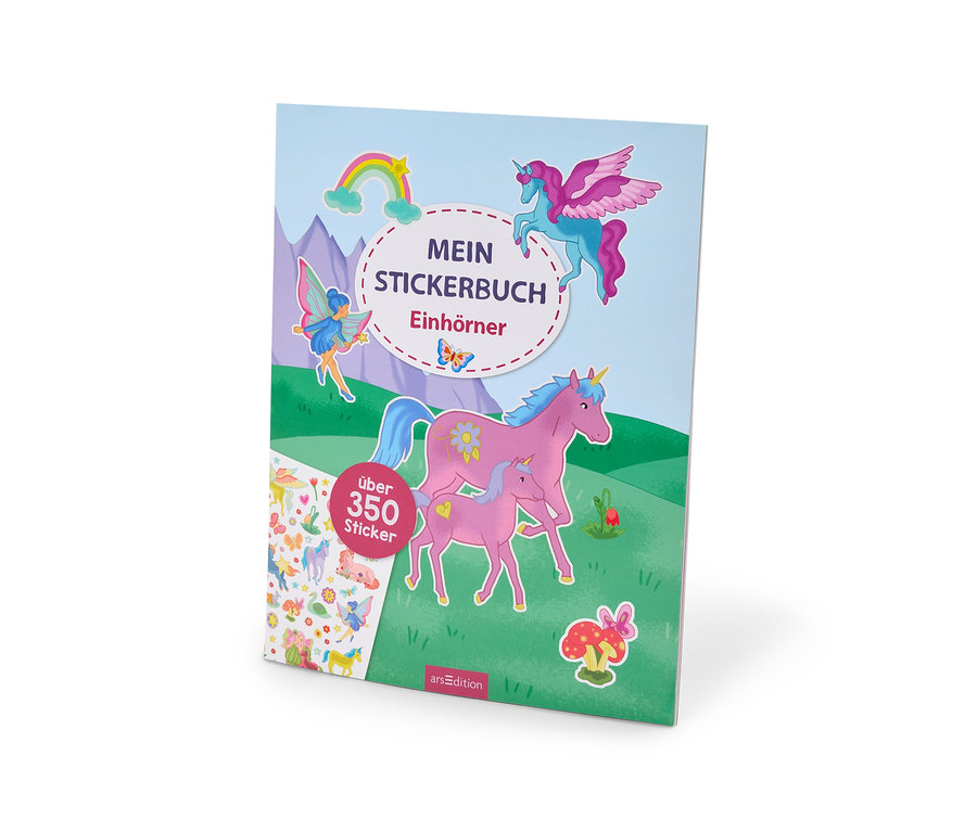 Un livre d'autocollants bleu clair avec des licornes roses et bleues, une fée, un arc-en-ciel et des collines vertes sur la couverture. Le texte indique « Mein Stickerbuch Einhörner » et « über 350 Sticker ».