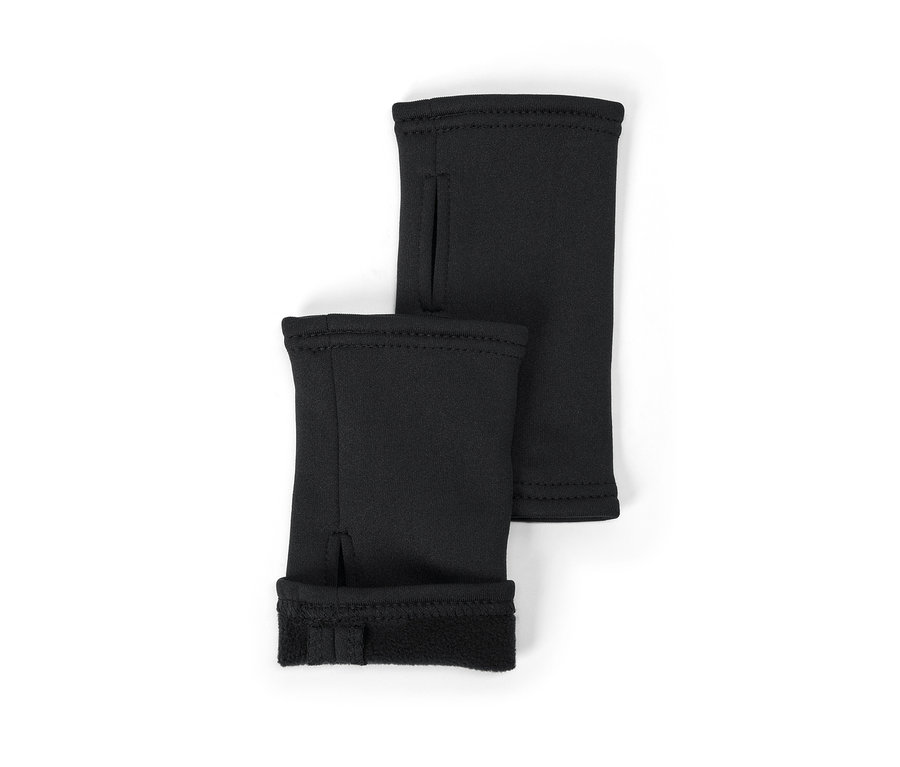 Deux manchettes noires avec des trous pour les pouces, l'une chevauchant légèrement l'autre. La manchette inférieure montre une doublure en polaire noire au niveau du poignet.