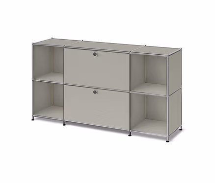 Meuble de rangement modulaire gris clair avec cadre chromé, comprenant deux étagères ouvertes à gauche, deux armoires fermées avec poignées au centre et deux étagères ouvertes à droite, reposant sur de courts pieds.