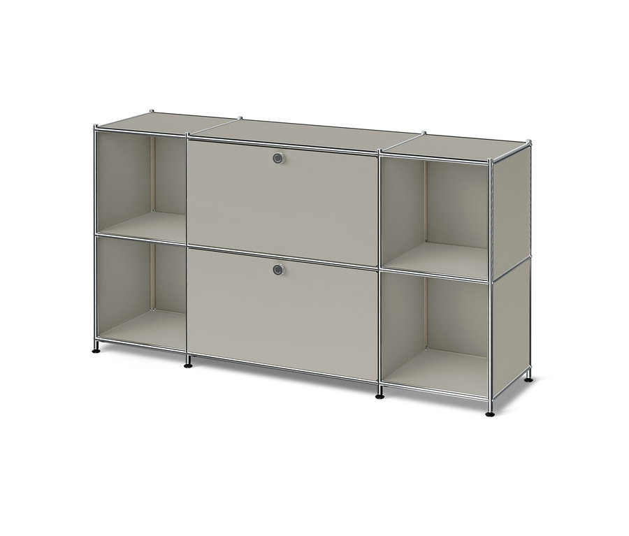 Meuble de rangement modulaire gris clair avec cadre chromé, comprenant deux étagères ouvertes à gauche, deux armoires fermées avec poignées au centre et deux étagères ouvertes à droite, reposant sur de courts pieds.