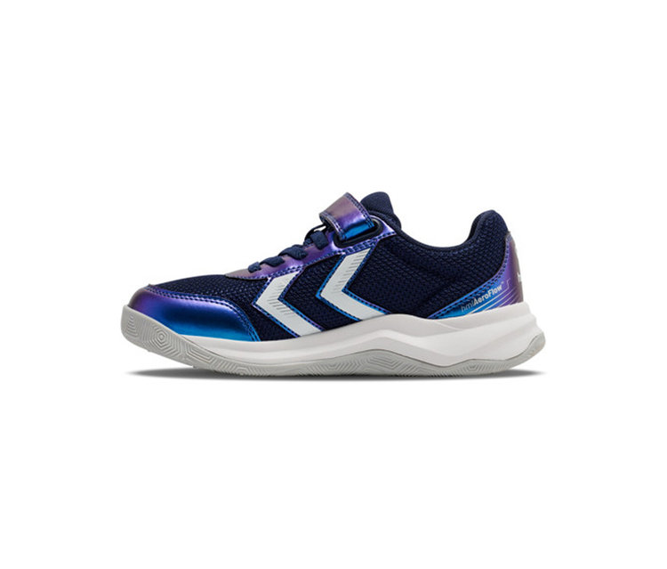 Une seule basket bleu marine et violet irisé avec des rayures chevrons blanches, une semelle intermédiaire blanche, une semelle extérieure grise et une sangle velcro. Le texte «hmAeroflow» est visible sur le côté.