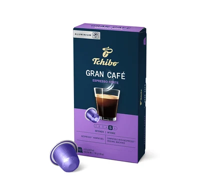 Un paquet de capsules Tchibo Gran Café Espresso Forte. Une capsule violette est posée à côté du paquet.