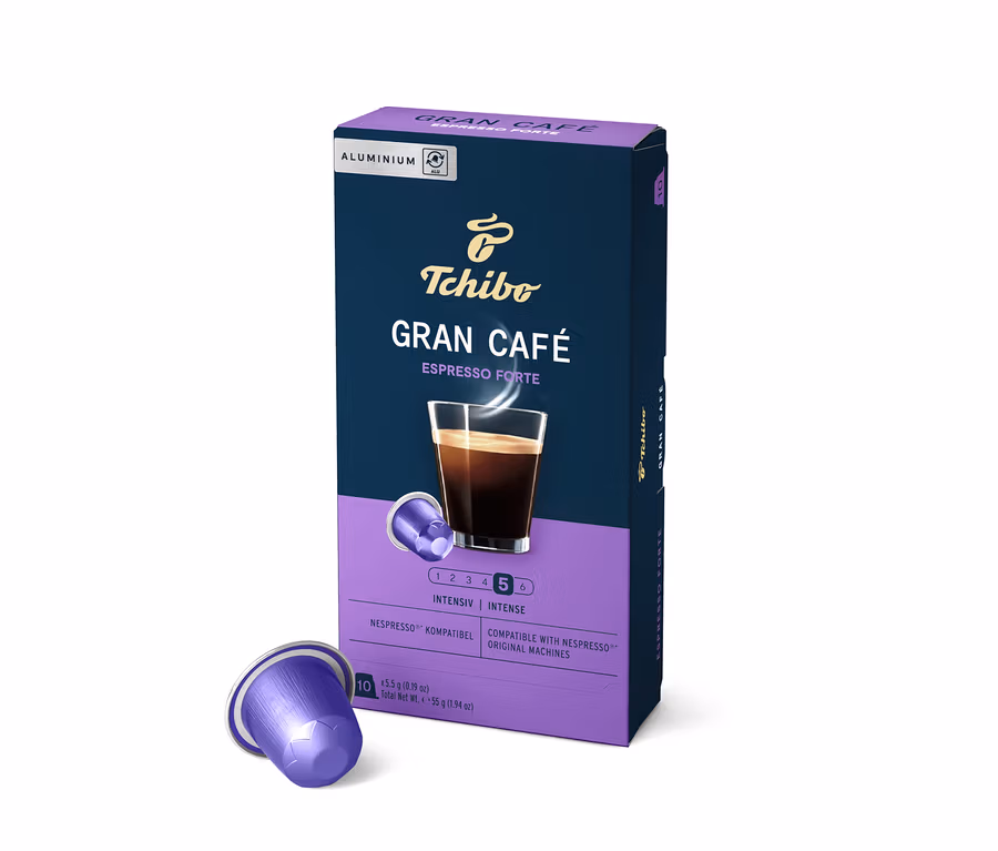 Un paquet de capsules Tchibo Gran Café Espresso Forte. Une capsule violette est posée à côté du paquet.