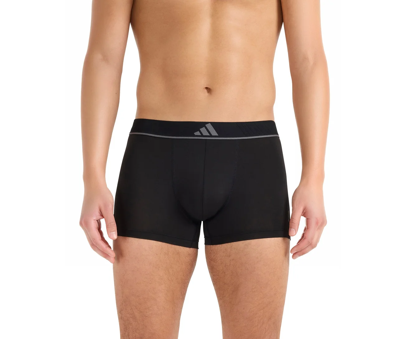 Homme portant un boxer noir avec une ceinture grise et le logo Adidas, torse nu.