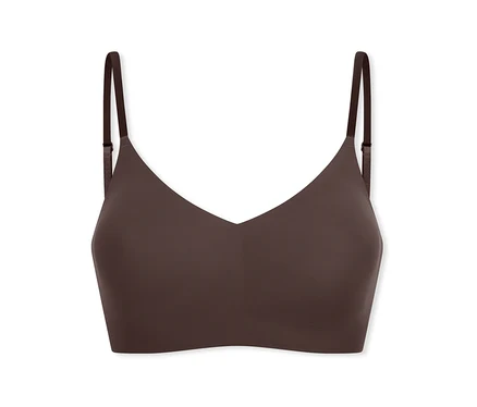 Une brassière bralette marron foncé, sans coutures et sans armatures, avec de fines bretelles réglables et un décolleté en V.