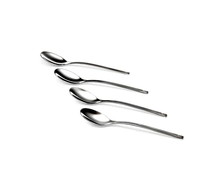 Quatre cuillères à café, lot de 4, disposées en diagonale sur fond blanc.