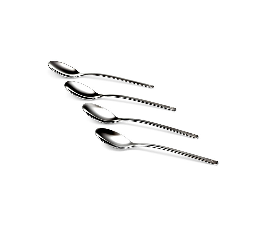 Quatre cuillères à café, lot de 4, disposées en diagonale sur fond blanc.