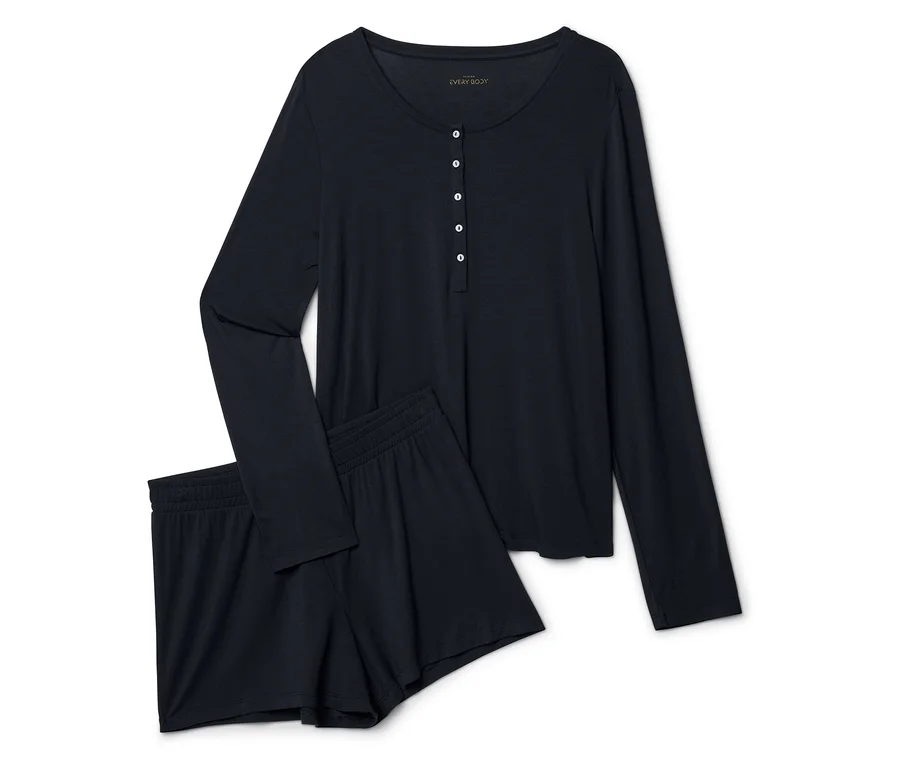 Ensemble de pyjama bleu foncé comprenant un haut à manches longues avec un col Henley et cinq boutons blancs, et un short assorti avec une taille élastique.