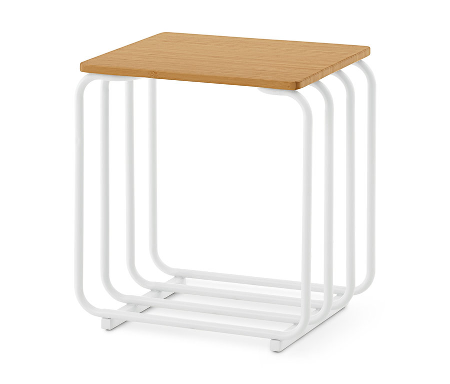 Table d'appoint carrée avec un plateau en bois clair et une base en métal blanc composée de tiges courbées.