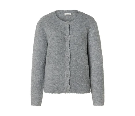 Cardigan gris en maille à col rond et boutonnage sur le devant, sur fond blanc.