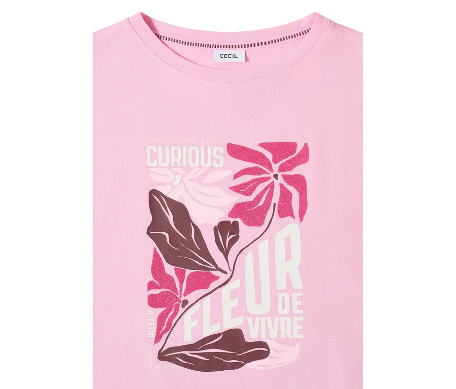 Gros plan sur un t-shirt à motif CECIL avec un motif floral et le mot CURIOUS.