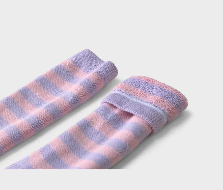 Gros plan de deux chaussettes rayées roses et violettes sur fond blanc.
