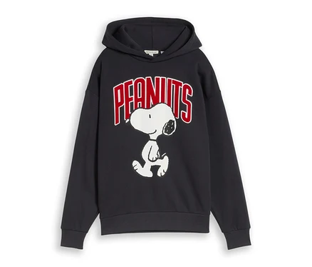 Sweat à capuche bleu marine avec un grand motif sur le devant, représentant le texte rouge et blanc « PEANUTS » au-dessus d'une illustration blanche de Snoopy.