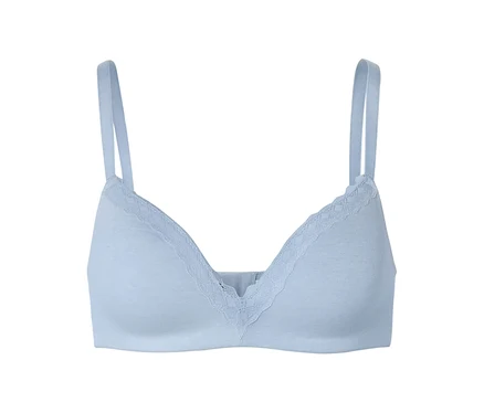 Soutien-gorge bleu clair avec de fines bretelles et de la dentelle sur le décolleté.